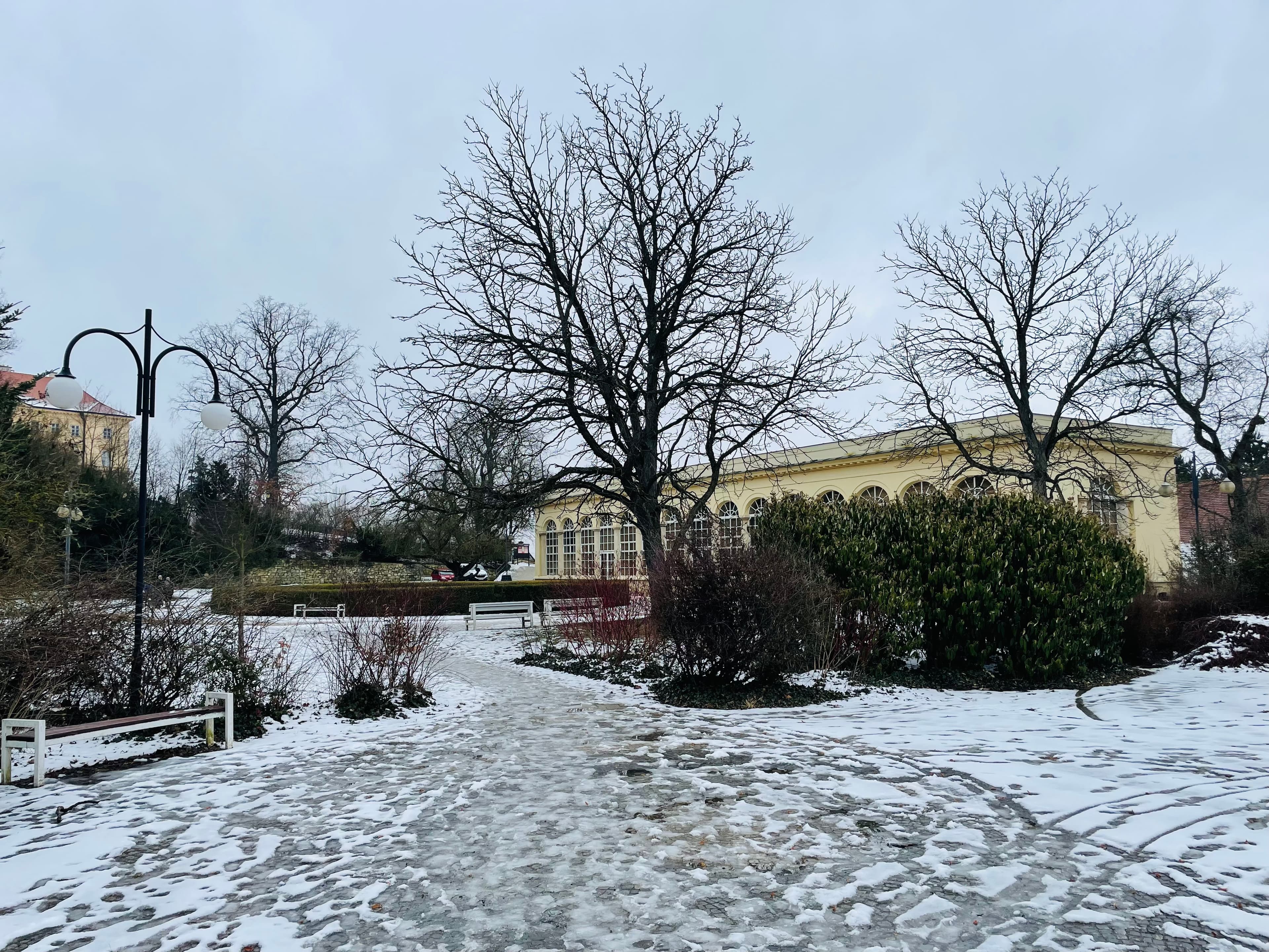 Park u zámeckého skleníku, který čeká rekonstrukce